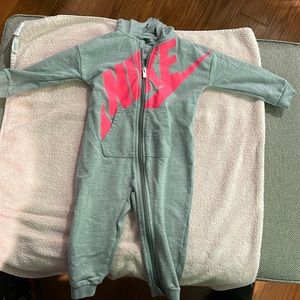 Nike infant  girl 18m one piece